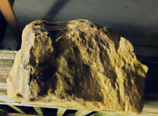 Portable rock art, or petroglyphs, were small enough to fit in someones hand, therefore making it portable.Its nztual size, shape, color were all considered when crafting and spellcasting for a particular reason.